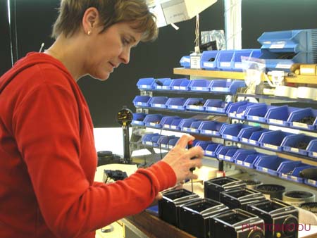 024 EMPLOYEE REALISANT LE MONTAGE MANUEL DES BOITIERS 501-503