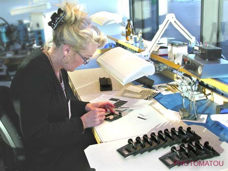 028 EMPLOYEE REALISANT LE MONTAGE MANUEL DES BOITIERS 501-503