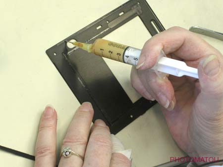 038 MAINS D'UNE EMPLOYEE REALISANT LE MONTAGE DES MAGASINS