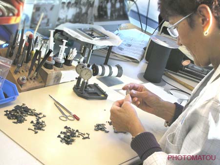 049 EMPLOYEE REALISANT LE MONTAGE DES MAGASINS