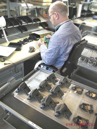 055 EMPLOYE REALISANT LE MONTAGE MANUEL DES BOITIERS H1