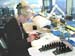 028 EMPLOYEE REALISANT LE MONTAGE MANUEL DES BOITIERS 501-503