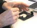 029 DETAIL MAINS D'UNE EMPLOYEE REALISANT LE MONTAGE MANUEL DES BOITIERS 501-503