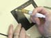 038 MAINS D'UNE EMPLOYEE REALISANT LE MONTAGE DES MAGASINS