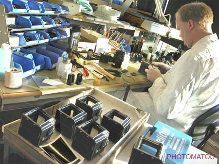 022 EMPLOYE REALISANT LE MONTAGE MANUEL DES BOITIERS 501-503