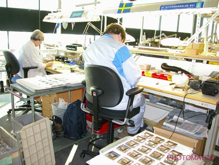 025 EMPLOYEES REALISANT LE MONTAGE MANUEL DES BOITIERS 501-503
