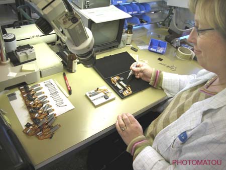 033 EMPLOYEE REALISANT LE MONTAGE DES BOITIERS 203-205