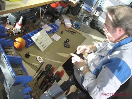 036 EMPLOYE REALISANT LE MONTAGE DES MAGASINS