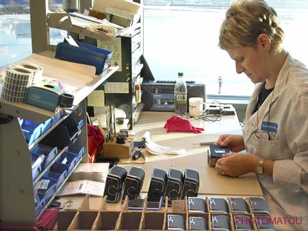 045 EMPLOYEE REALISANT LE MONTAGE DES MAGASINS