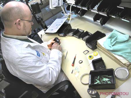 054 EMPLOYE REALISANT LE MONTAGE D'UN BOITIER H1
