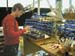 023 EMPLOYEE REALISANT LE MONTAGE MANUEL DES BOITIERS 501-503