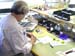 027 EMPLOYEE REALISANT LE MONTAGE MANUEL DES BOITIERS 501-503