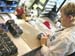 042 EMPLOYEE REALISANT LE MONTAGE DES MAGASINS