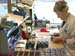045 EMPLOYEE REALISANT LE MONTAGE DES MAGASINS