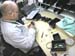 054 EMPLOYE REALISANT LE MONTAGE D'UN BOITIER H1