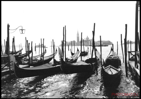 ITALIE VENISE GONDOLES